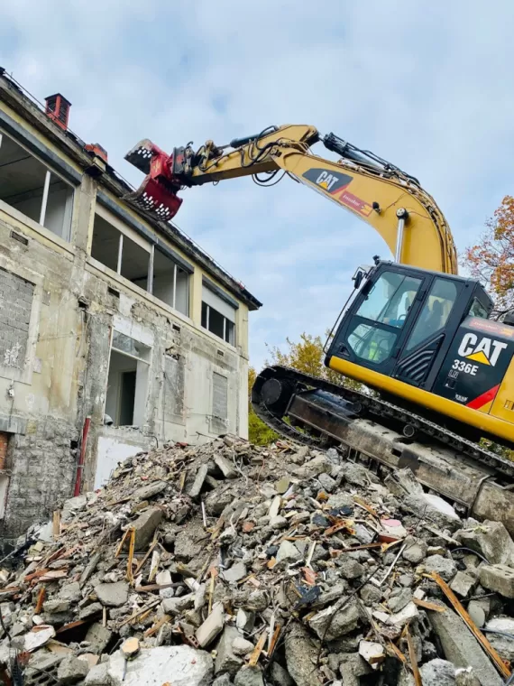Chantier de démolition à Thonon-les-bains d'un bâtiment de 5 étages.