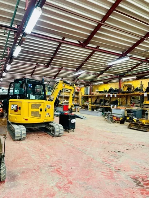 Mini Pelle Caterpillar en préparation à l'atelier pour mise en place d'une pince de tri , Thonon-les-Bains, Seiller TP
