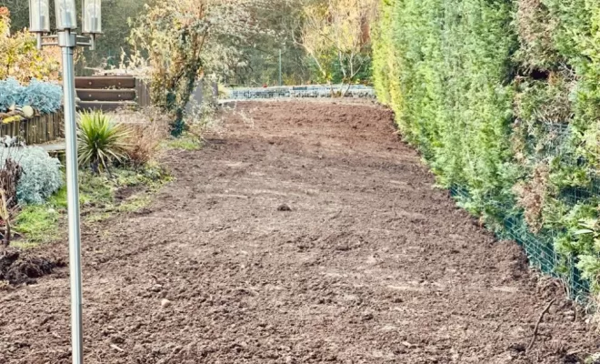 Modification terrain espace vert. Remise à niveau avec terre végétale et mise en place d'un tuyau de drainage., Thonon-les-Bains, Seiller TP