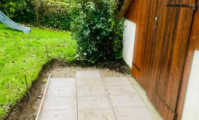 Mise en place du gravillon + pose de dalles.