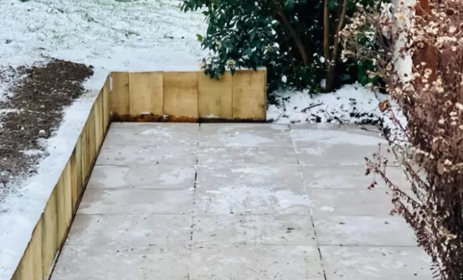 Renforcement du terrain avec traverses en chêne. 