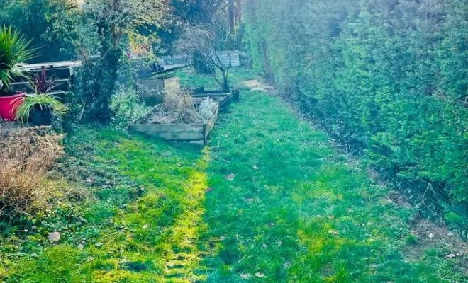 Modification terrain espace vert. Remise à niveau avec terre végétale et mise en place d'un tuyau de drainage., Thonon-les-Bains, Seiller TP