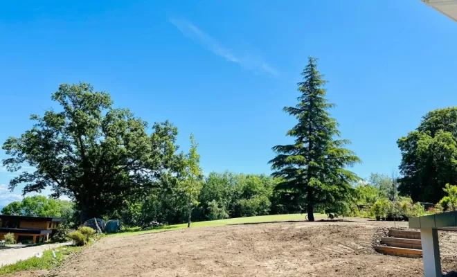 Travaux de terrassement d'une cour d'un particulier à Yvoire par l'entreprise SEILLER TP, Thonon-les-Bains, Seiller TP