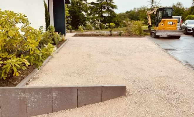 Travaux de terrassement d'une cour d'un particulier à Yvoire, Thonon-les-Bains, Seiller TP