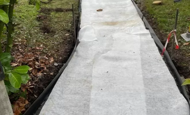 mise en place du geotextile pour renforcer la stabilité.